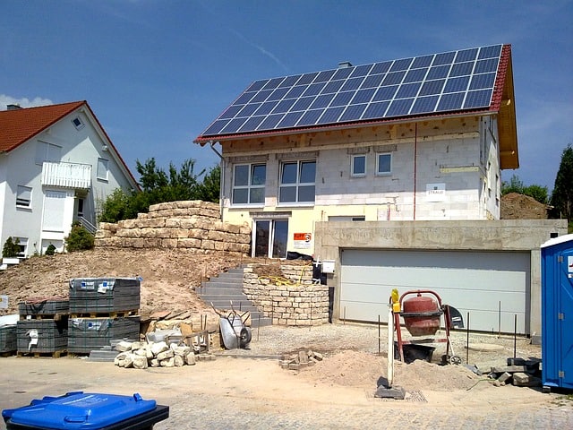 Viele Bauherren entscheiden sich schon vorab für eine eigene Solaranlage auf dem Hausdach.