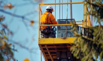 Arbeiter auf einer Arbeitsbühne